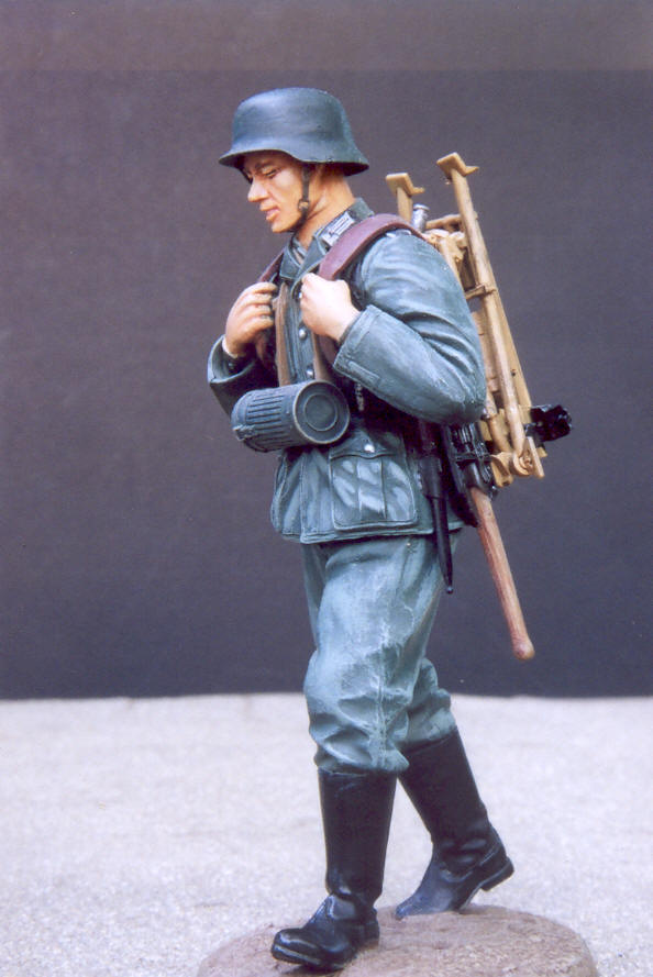 Tamiya 36311 1/16 WWII German Machine Gun Ammo-belt Loader Figure From Japan1 for sale online