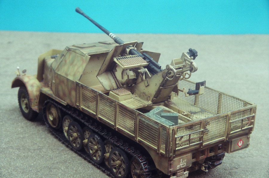 4D 1/72 WWII German vehicle 8 ton Semi-track Flak 37 Sd.kfz 7/2 model kit Tan 